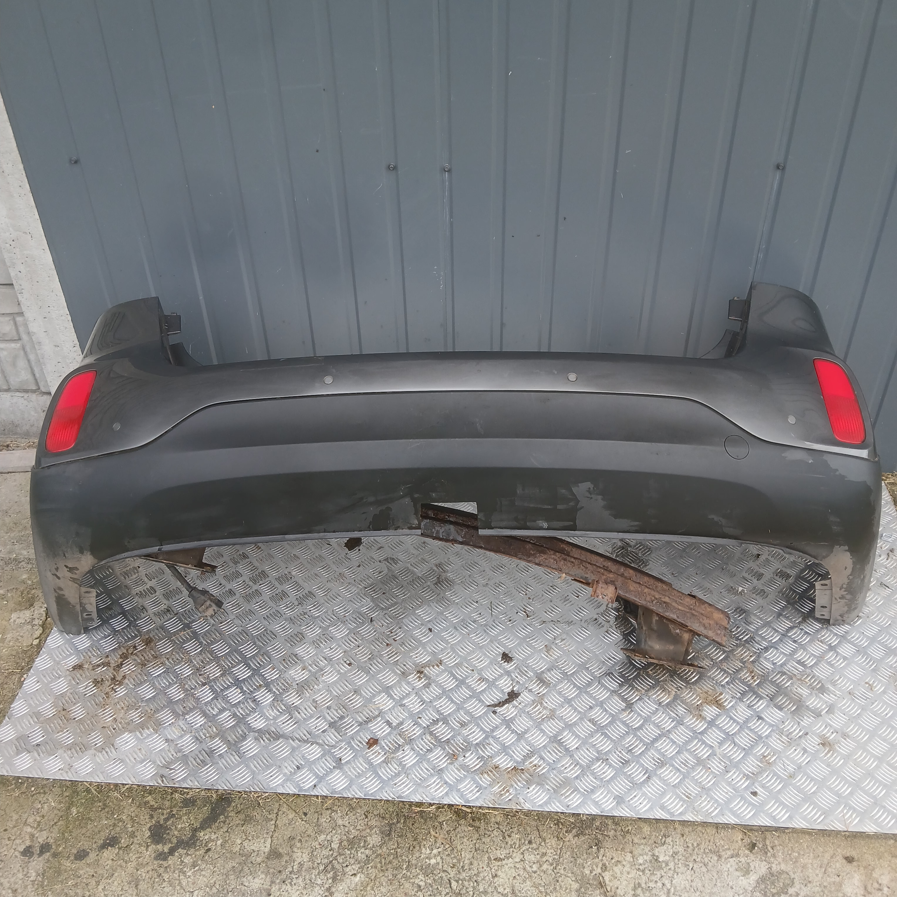 Zderzak tył tylny Kompletny Kia Sorento 2 2009-2013r Kolor EB