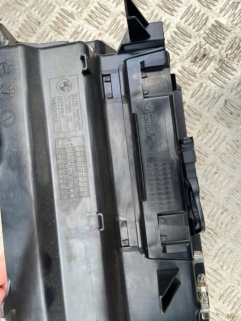 WNĘTRZE SCHOWKA PASAŻERA BMW 7 E65 - obrazek 4