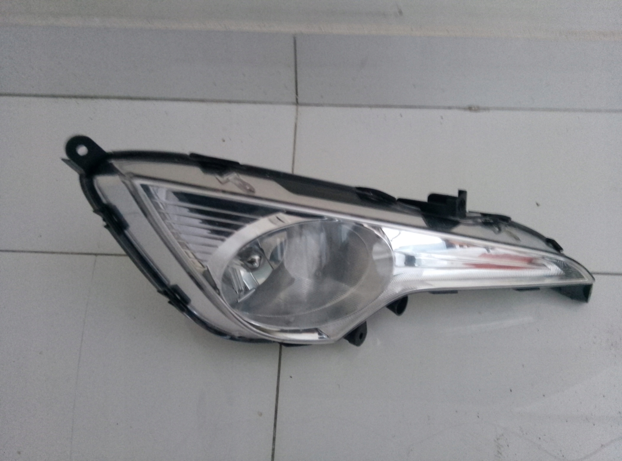 HYUNDAI I40 HALOGEN PRAWY LAMPA PRZECIWMGIELNA 92202-3Z010