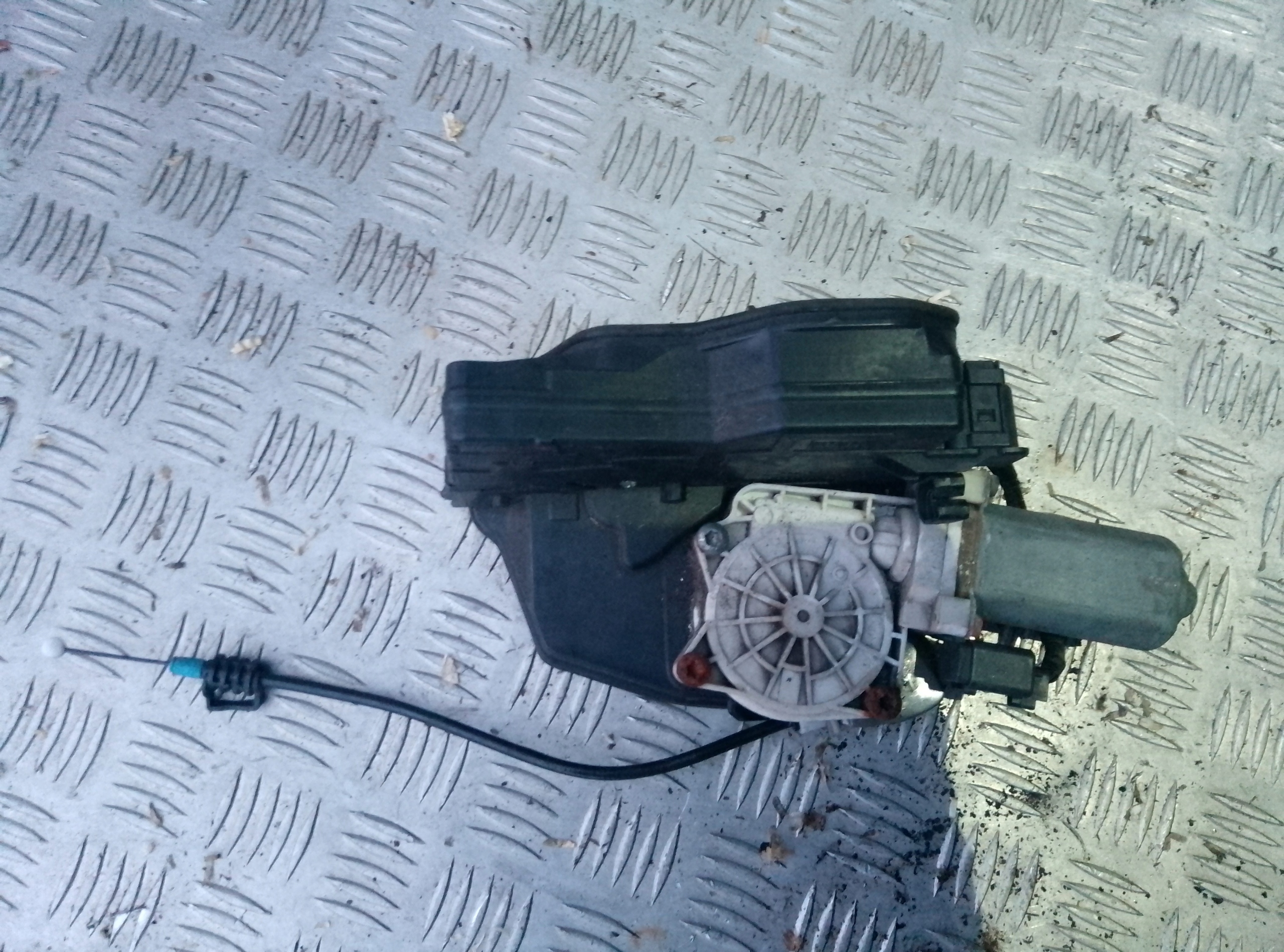 ZAMEK DRZWI PRAWY TYŁ DOCIĄG BMW SERIA 7 E65 01-05r. EUROPA