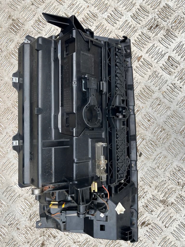 WNĘTRZE SCHOWKA PASAŻERA BMW 7 E65