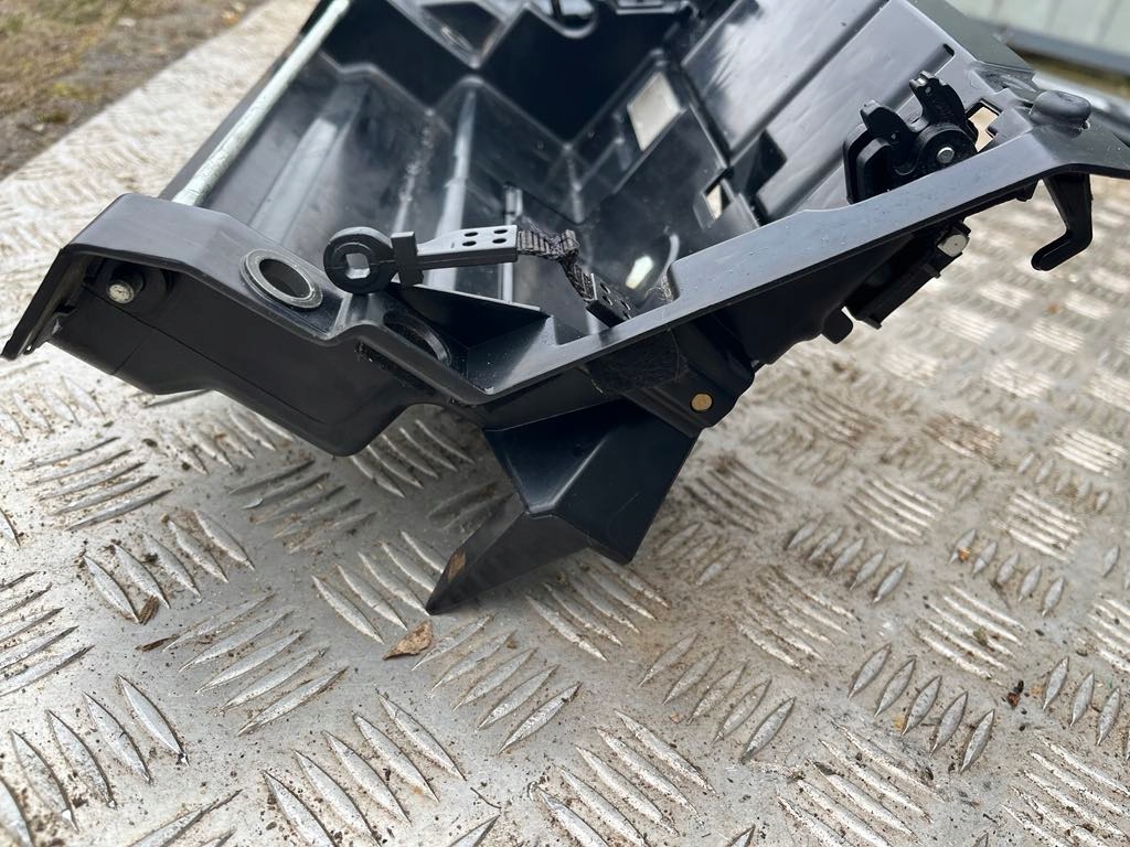 WNĘTRZE SCHOWKA PASAŻERA BMW 7 E65 - obrazek 5