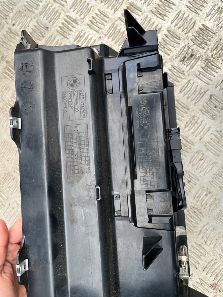 WNĘTRZE SCHOWKA PASAŻERA BMW 7 E65 - obrazek 3