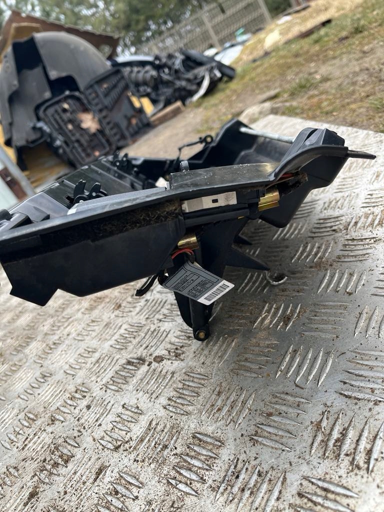WNĘTRZE SCHOWKA PASAŻERA BMW 7 E65 - obrazek 2