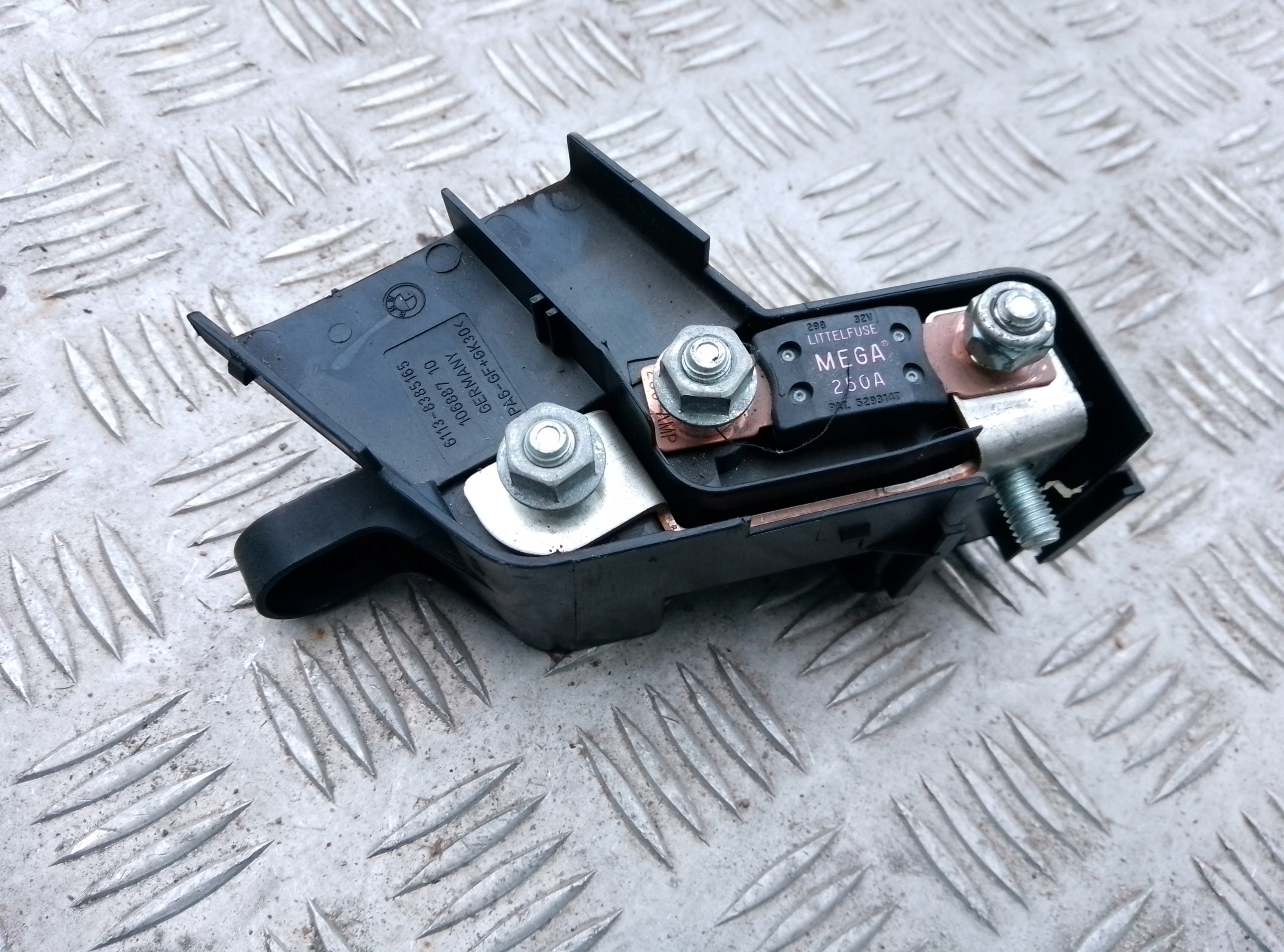 BEZPIECZNIK GŁÓWNY BMW 7 E65 E66 8385165 Wyprowadzenie B+ bagażnik
