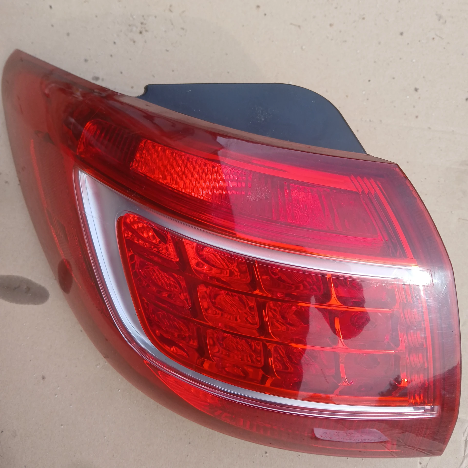 Lampa tylna lewa w błotnik Kia Sportage 3 2012r - obrazek 2