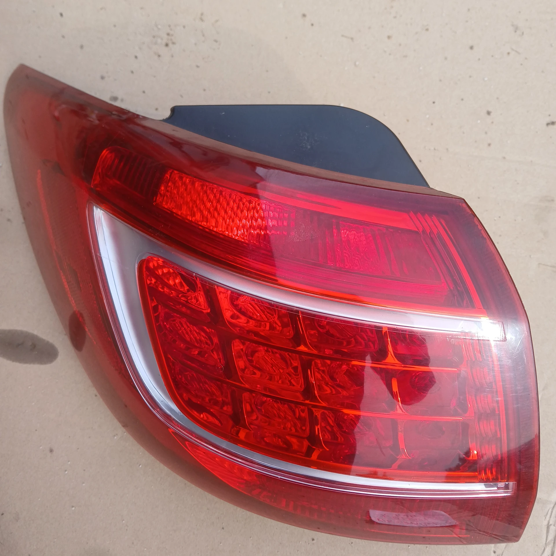 Lampa tylna lewa w błotnik Kia Sportage 3 2012r - obrazek 3