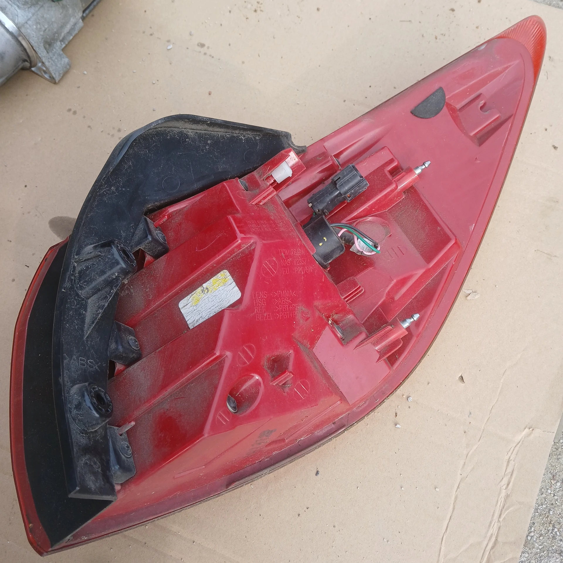 Lampa tylna lewa w błotnik Kia Sportage 3 2012r - obrazek 4