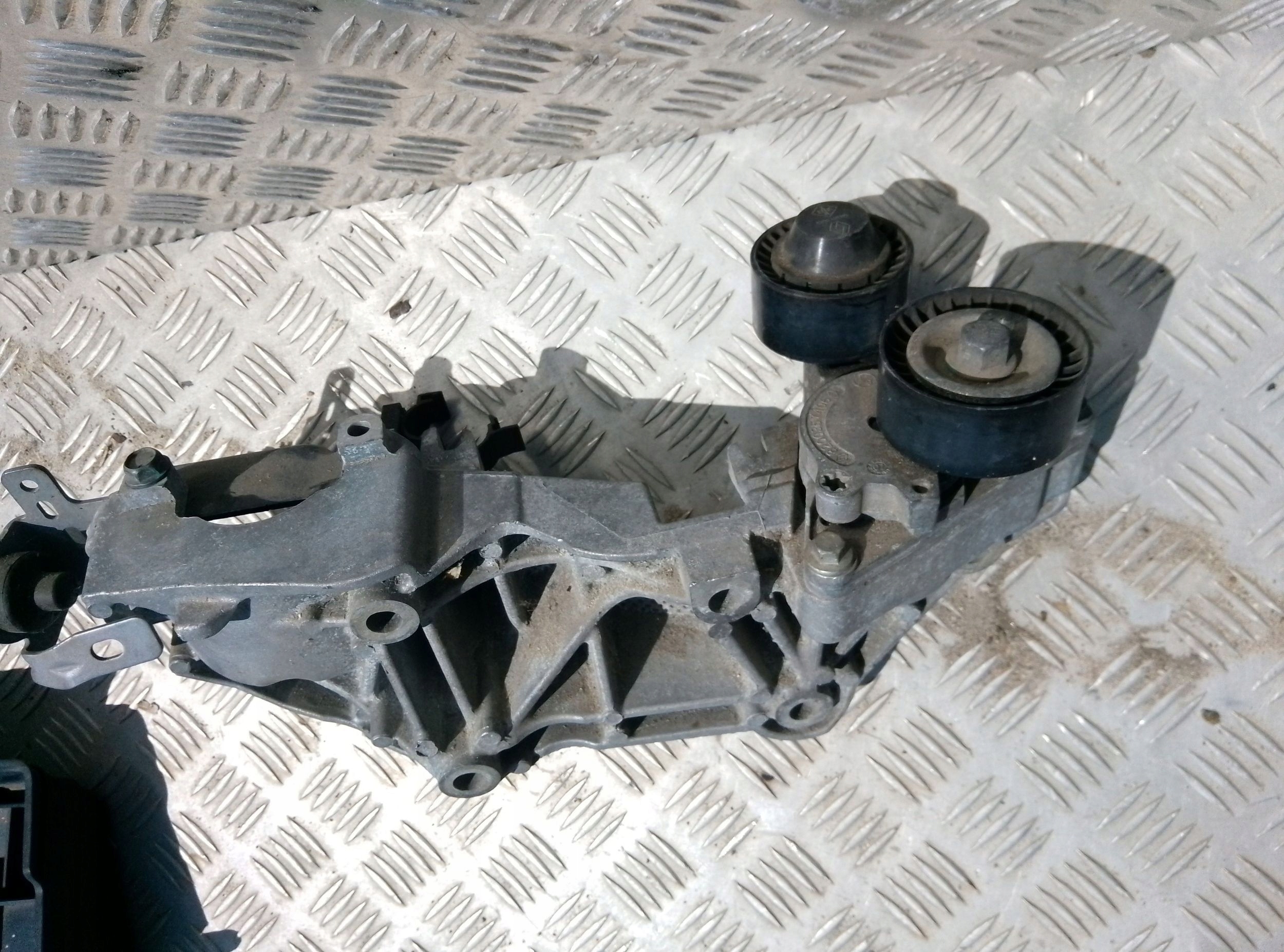 Renault Koleos I 2011 Mocowanie alternatora 8200527320 - obrazek 6