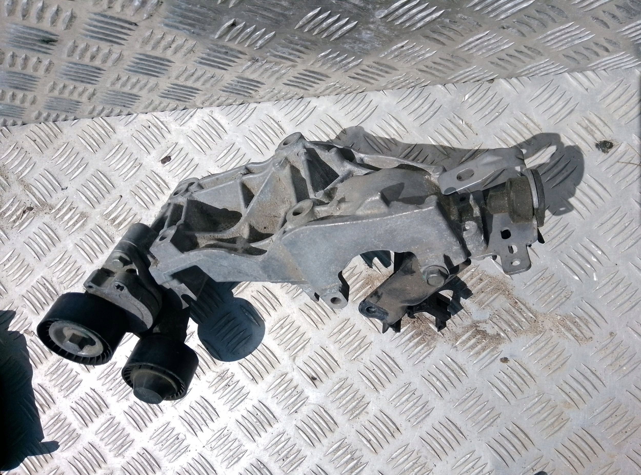 Renault Koleos I 2011 Mocowanie alternatora 8200527320 - obrazek 8