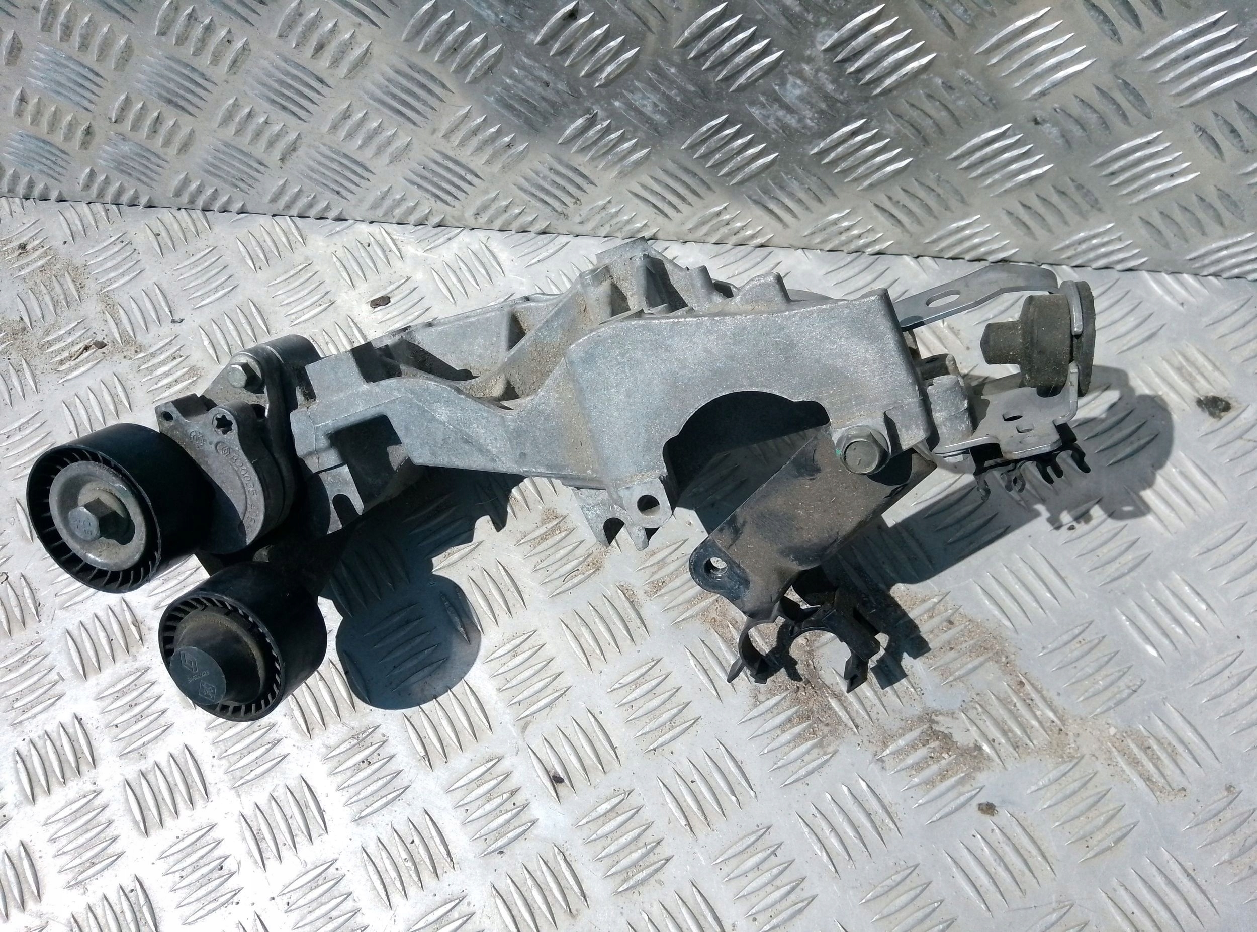 Renault Koleos I 2011 Mocowanie alternatora 8200527320 - obrazek 7