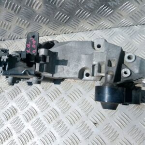 Renault Koleos I 2011 Mocowanie alternatora 8200527320