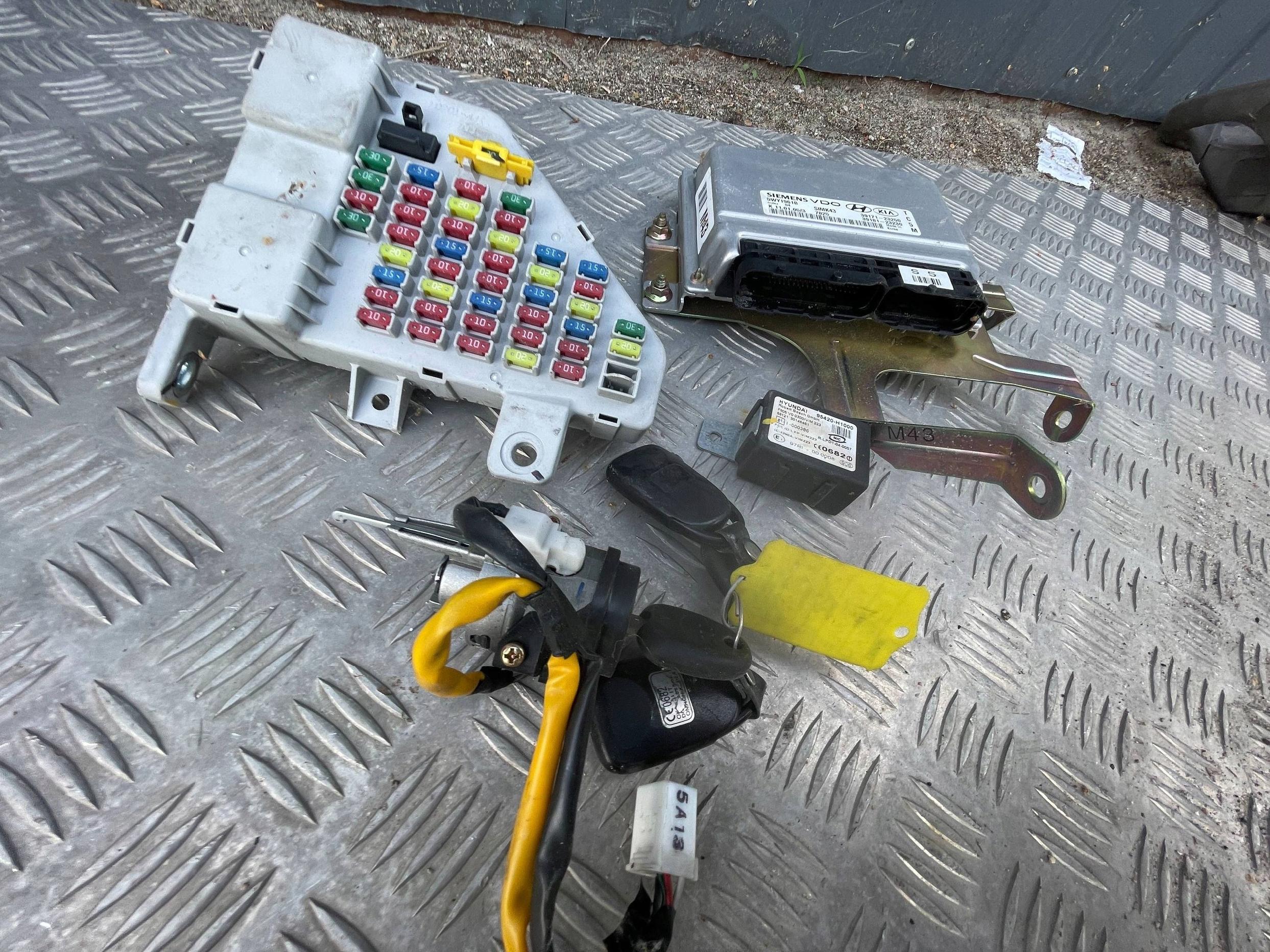 Hyundai Tucson JM 2009 Sterownik / Moduł ECU zestaw startowy 3917123250 - obrazek 3