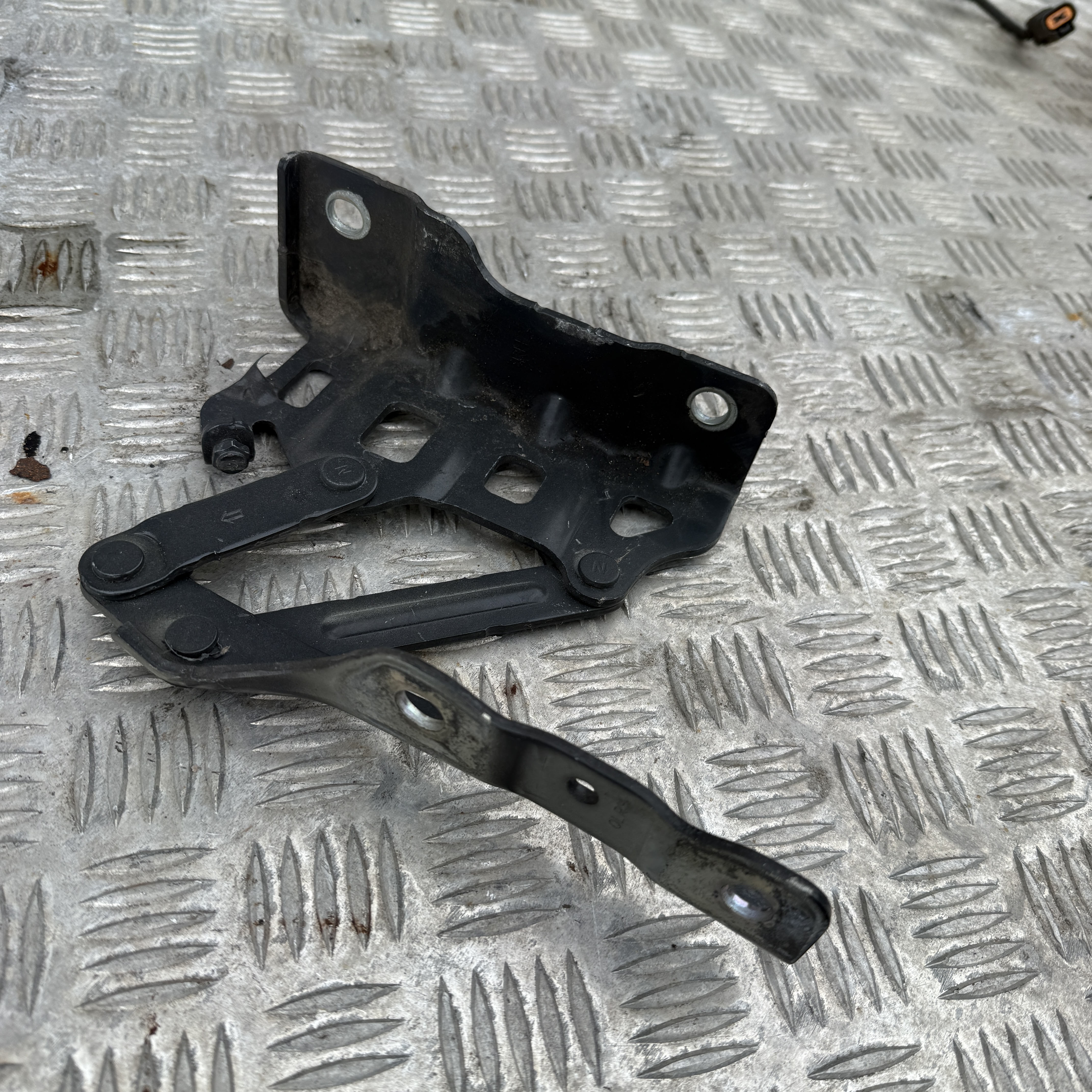 Zawias maski prawy Kia Sportage IV 2020r H8G - obrazek 3