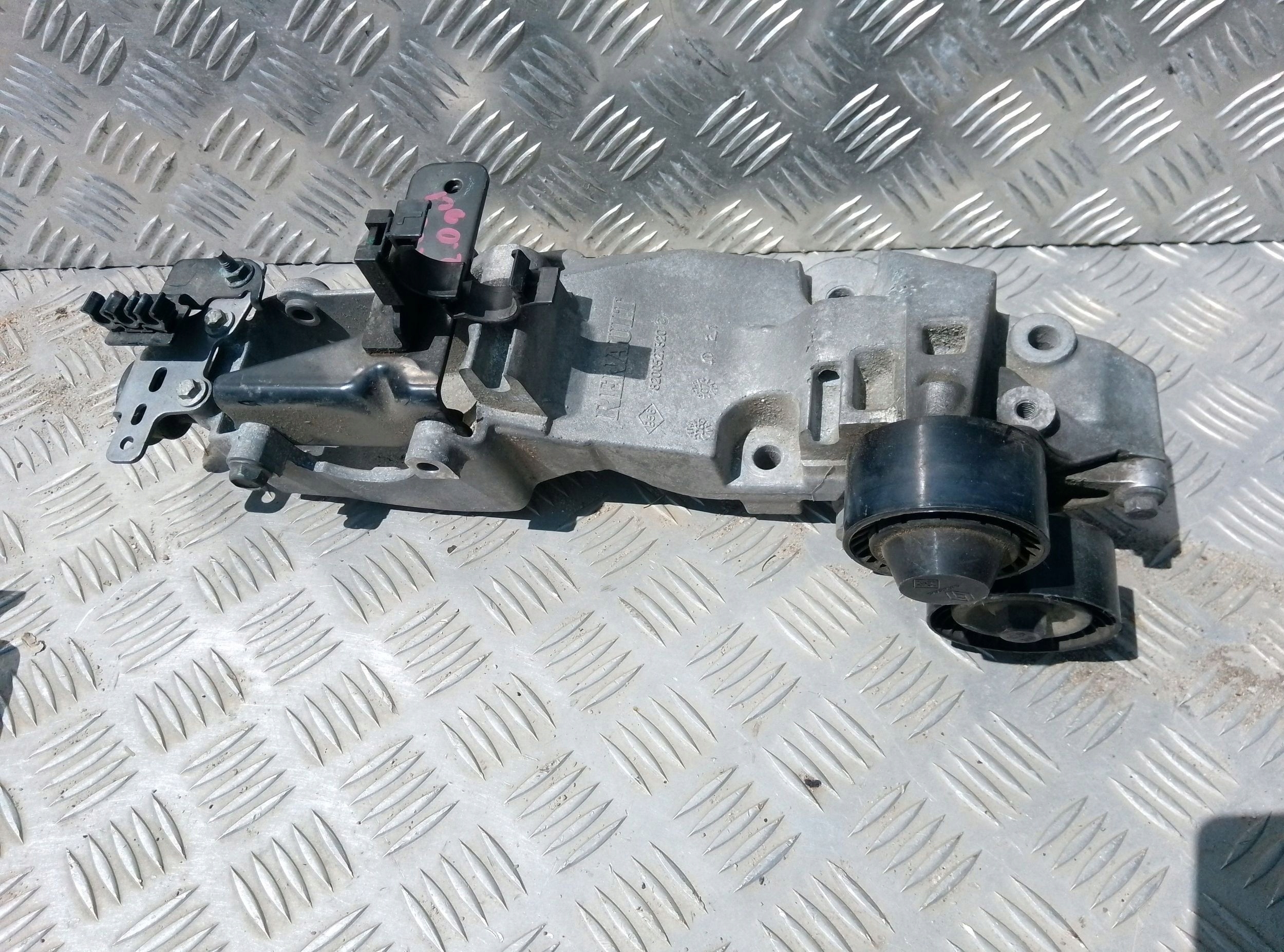 Renault Koleos I 2011 Mocowanie alternatora 8200527320 - obrazek 2
