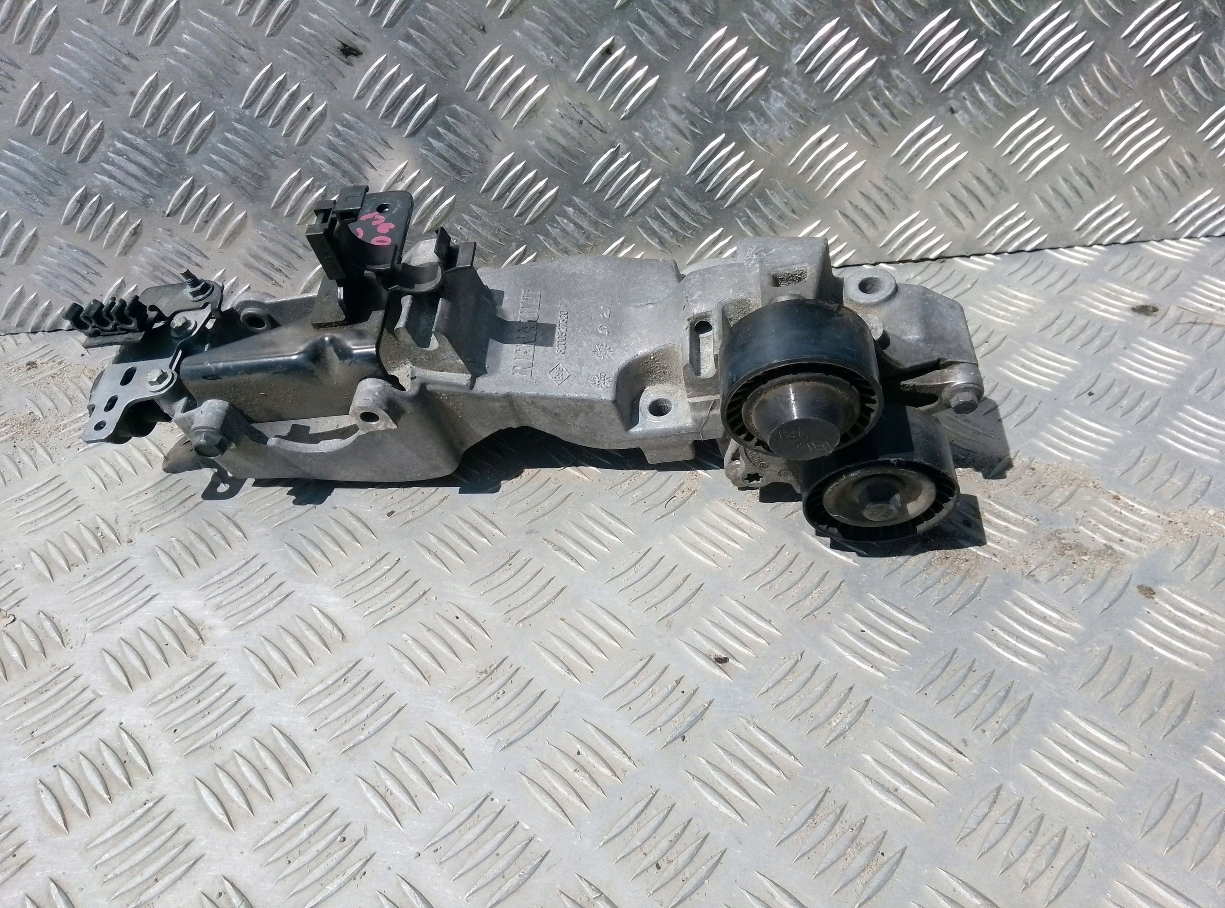 Renault Koleos I 2011 Mocowanie alternatora 8200527320 - obrazek 4