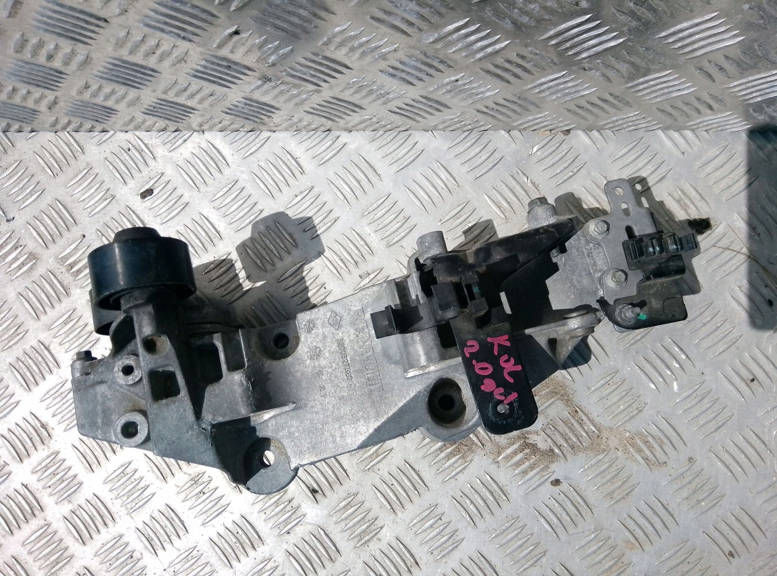 Renault Koleos I 2011 Mocowanie alternatora 8200527320 - obrazek 10