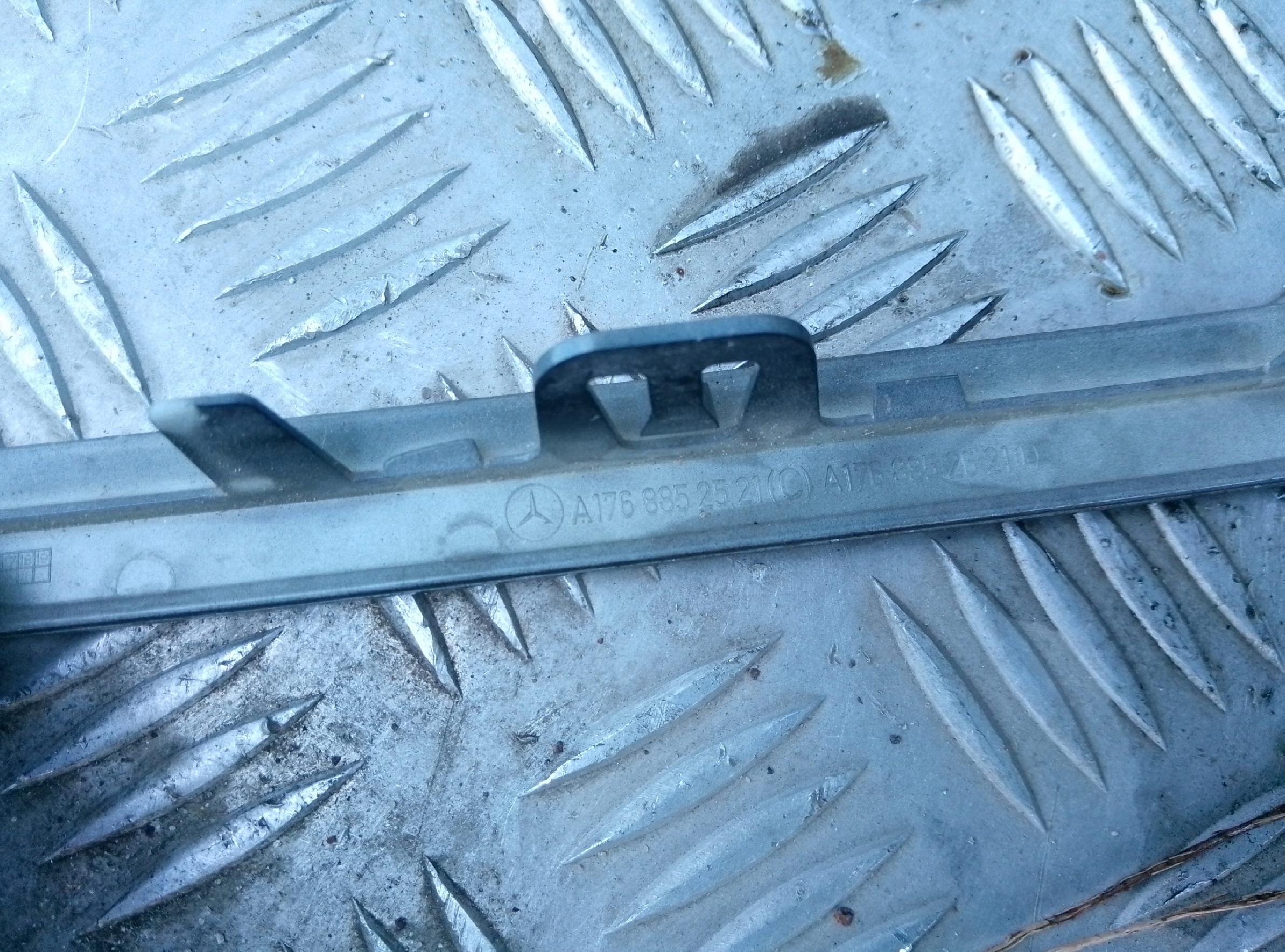 Listwa dolna zderzaka przedniego Mercedes Benz W176 Lift A1768852521 czarna - obrazek 3