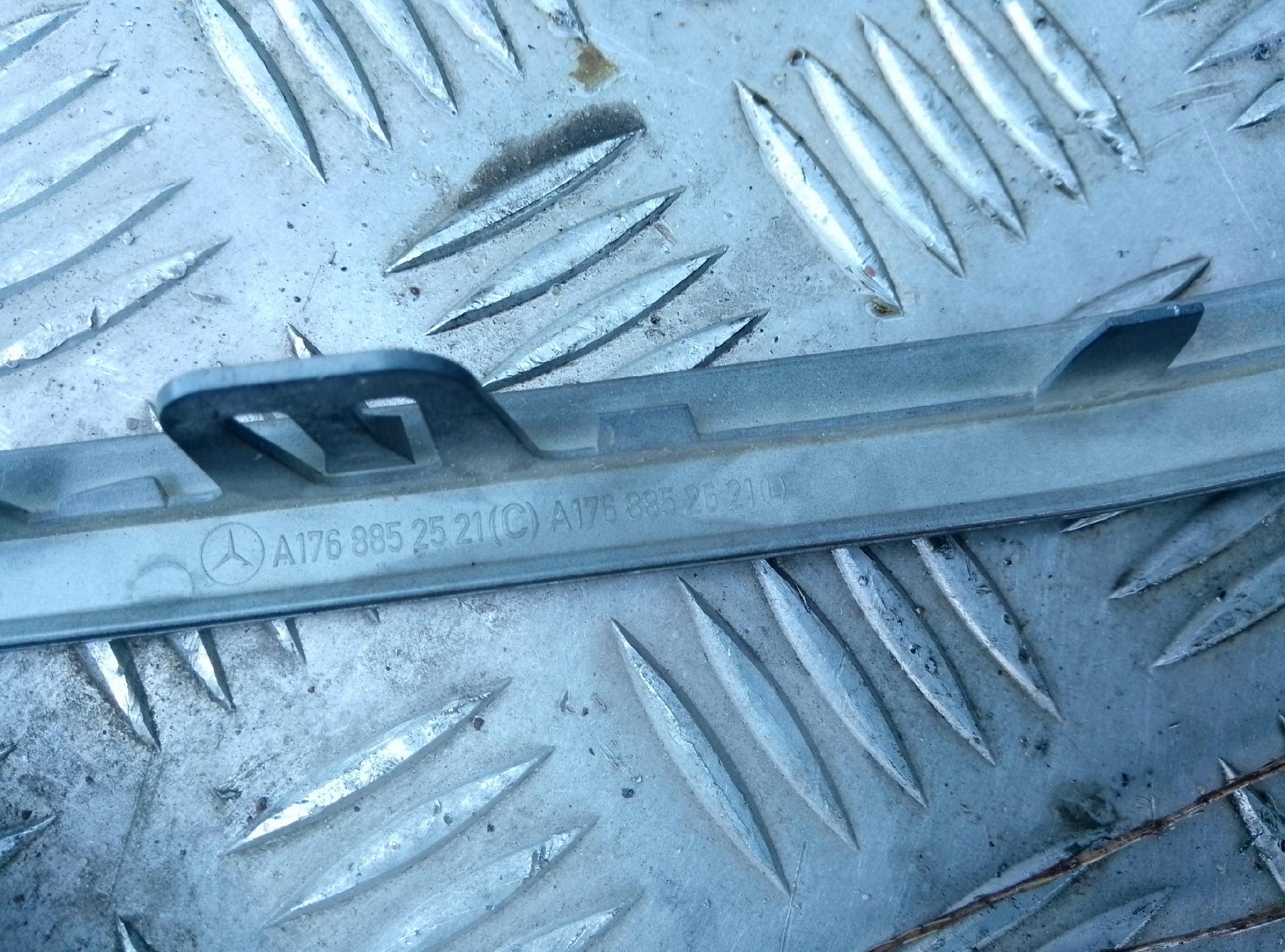 Listwa dolna zderzaka przedniego Mercedes Benz W176 Lift A1768852521 czarna - obrazek 4